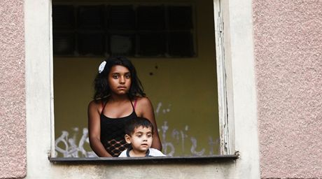Romové pozorovali demonstující z oken ubytovny Sport