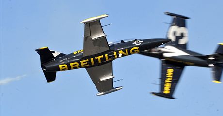 Nebezpený prlet dvou letoun francouzské skupiny L-39 Albatros Breitling Jet Team 