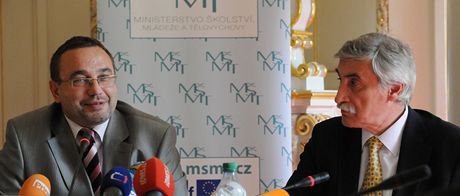 Ministr kolství Josef Dobe a jeho úedník Ladislav Bátora vystoupili na briefingu k údajným výrokm Bátory na facebooku 