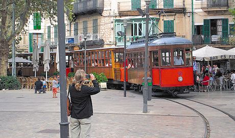 Sto let star tramvaj vs odtud vyveze mezi pomeranovmi sady k pstavn sti Port de Sller.