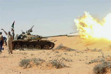 LIbyjtí rebelové s tanky u El Chanfúsy asi 100 kilometr od Syrty. 