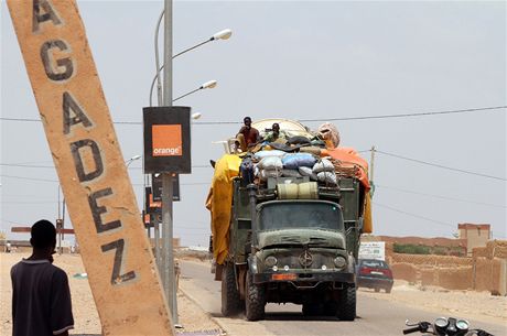Nákladní vz v Agadezu na severu Nigeru, kam mla v pátek dorazit dalí skupina Kaddáfího vrných. 