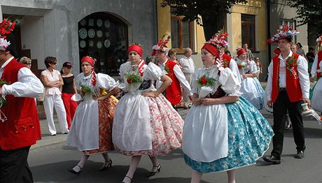 Stárci a stárky pi prvodu o lapanických slavnostech. lapanice jsou msto na Morav, pod které Bedichovice spadají.