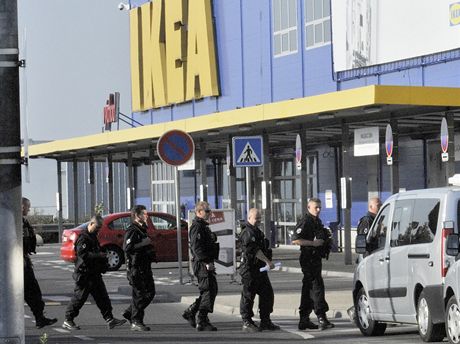 V obchodním dom IKEA byla nalezena bomba