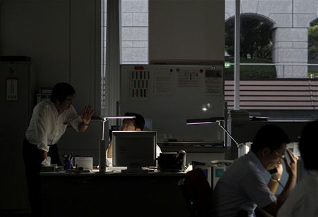 Japonské firmy naídili svým zamstnancm pracovat kvli nedostatku elektiny za tmy.