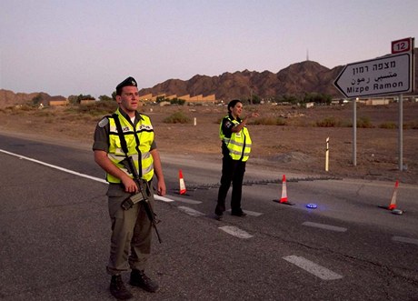Izraelské hlídky. Písn steená silnice k turistickému letoviskuEjlat u Rudého moe, které by se mohlo stát terem terorist