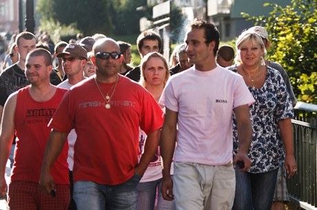 Lukáš Kohout (v růžovém tričku) v čele protestního průvodu ve Varnsdorfu.