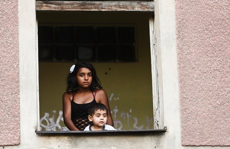 Romové pozorovali demonstující z oken ubytovny Sport