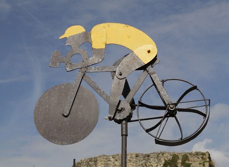Výstava větrných korouhviček vytvořených světovými umělci je k vidění na hradě Bítov