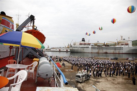 Severokorejci vyprovází turistickou výletní lo na zkuební plavbu