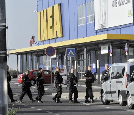 V obchodním dom IKEA byla nalezena bomba