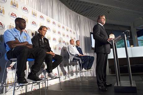 Šéf Manchesteru City Garry Cook mluví na tiskové konferenci