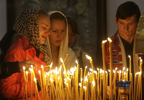 Věřící se v Rusku sešli v katedrále, aby se pomodlili za hokejisty, kteří zahynuli při leteckém neštěstí