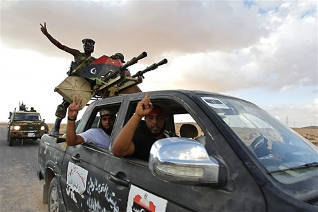 Povstalci vstoupili do Baní Valídu a bojují s Kaddáfího silami 