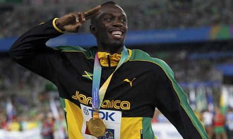 Usain Bolt se zlatou medailí.