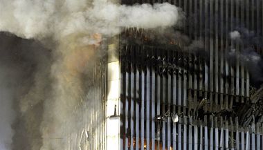 Věž Světového obchodního centra poté, co do ní narazilo letadlo unesené teroristy z Al Kajdy.