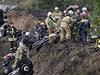 Záchranái vytahují z trosek letadla jednu z obtí netstí poblí Jaroslavle