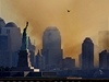 Veer po útoku. Nad Manhattanem se vznáí dým.