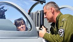 Here�ka Tereza Brodská v letadle Aero L-159 Alca s velitelem vzdu�ných sil �R Ji�ím Vernerem 