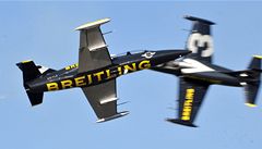 Nebezpečný průlet dvou letounů francouzské skupiny L-39 Albatros Breitling Jet Team 