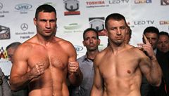 Ukrajinský mistr svta v boxu Vitalij Kliko a jeho polský soupe Tomasz Adamek