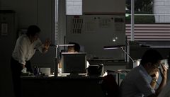 Japonské firmy naídili svým zamstnancm pracovat kvli nedostatku elektiny za tmy.