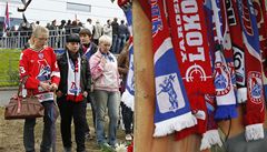 Fanou�ci p�inesli klubu Lokomotiv kv�tiny. A nejen oni