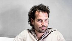 Dát mrtvým druhou anci. Jedním z nejvýznamnjích film Benedeka Fliegaufa je snímek Lno o en, která naklonovala mrtvého milého a pak ho vychovávala jako syna.