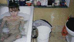Annelies trba: Soa ve van, 1985. Umlecká fotografka vytvoila cyklus snímk své rodiny, na kterých zachytila i svou dvanáctiletou dceru. Kdy byla fotografie vystavena ve Velké Británii, umlkyn byla naena z pedofilie. Vechna obvinní byla staena