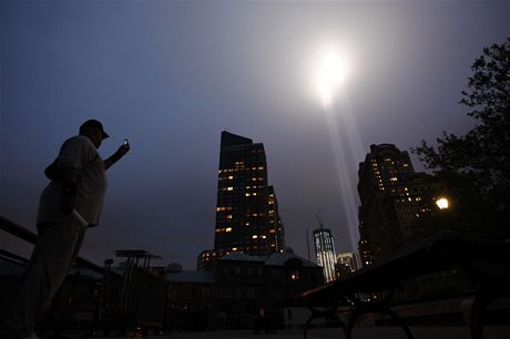 Dva svteln sloupy pipomnaj po deseti letech zkzu WTC