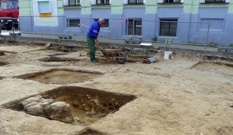 Archeologický výzkum ve Men na Mlnicku odkryl mimo jiné zdivo základ zvonice (v pedním tverci)