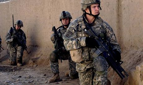 Amerití vojáci hlídkují v Iráku.