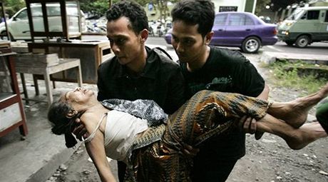 Poet mrtvch na indonskm ostrov Bali pekroil dv stovky (ilustran foto).