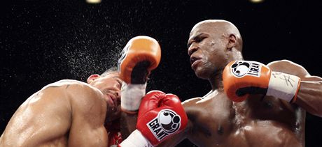 Boxer Floyd Mayweather posl k zemi Victora Ortize v boji o titul mistra svta organizace WBC 