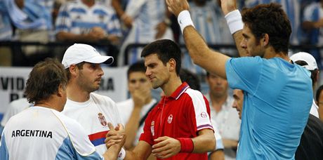 První tenista svta Novak Djokovi se omlouvá srbským spoluhrám, e v klíovém zápase semifinále Davis cupu vzdal 