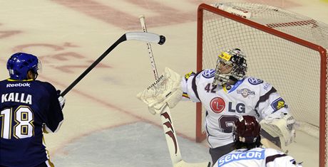 Kladno - Sparta (Jaroslav Kalla z Kladna v anci ped brankáem Sparty Tomáem Pöpperlem).