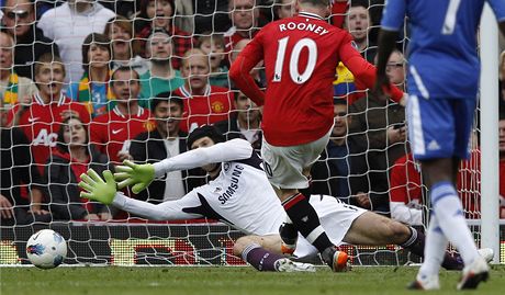 eský branká Cheslea Petr ech inkasuje od Waynea Rooneyho z Manchesteru United