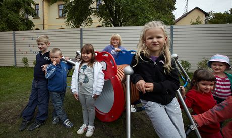 Mateská kolka v Klánovicích. Od sousedního domu oddluje dti protihluková stna.