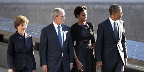 Manelé Obamovi a Bushovi picházejí na vzpomínkový ceremoniál.