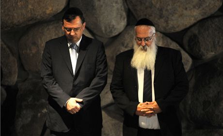 eský premiér Petr Neas (vlevo). Vpravo je editel památníku Nathan Eitan. 