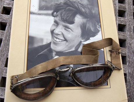 Originální, nepublikovaná fotografie Amélie Earhartové ze 30. let a brýle, které měla na sobě, když poprvé havarovala se prodaly za půl milionu 