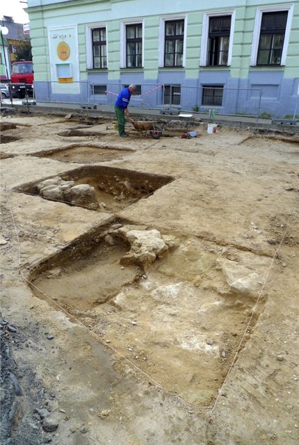 Archeologický výzkum ve Men na Mlnicku odkryl mimo jiné zdivo základ zvonice (v pedním tverci)