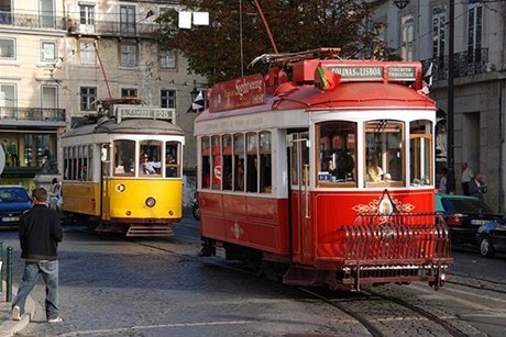 Historické tramvaje ve tvrti Alfama