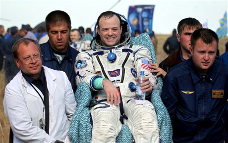 Americký astronaut Ron Garan po přístání zpátky na Zemi.