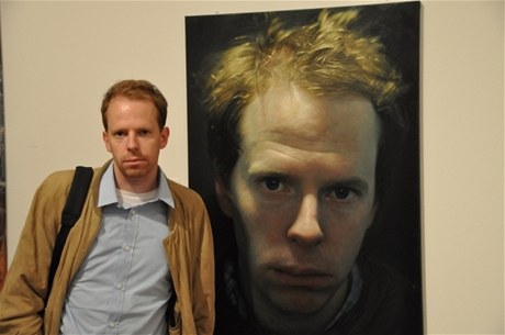 Mikulka si za model pro svj portrét vybral dokumentaristu Jakuba Wagnera (vlevo).