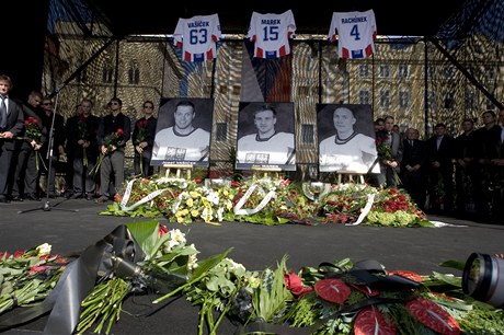 Na Staromstském námstí vyrostlo pódium, ze kterého na pítomné shlíí z velkých ernobílých fotografií trojice hokejist