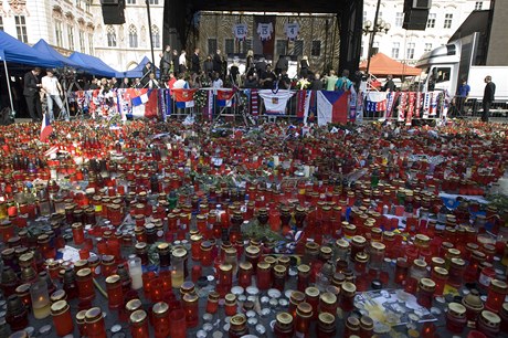 Hned ve stedu, v den netstí, zaali lidé na Staromstském námstí spontánn zapalovat svíky, u jich tam jsou tisíce a rychle pibývají dalí.