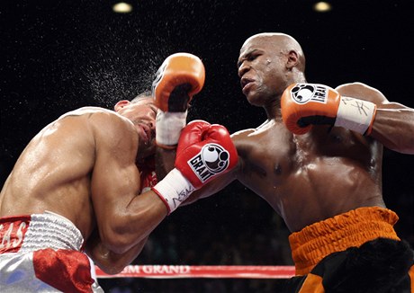 Boxer Floyd Mayweather posílá k zemi Victora Ortize v boji o titul mistra světa organizace WBC 