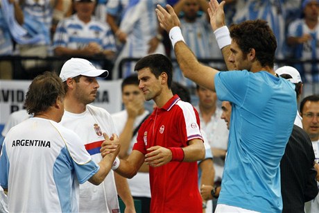 První tenista svta Novak Djokovi se omlouvá srbským spoluhrám, e v klíovém zápase semifinále Davis cupu vzdal 