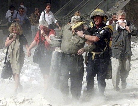 11. záí 2001. Lidé v zapráených ulicích ped troskami WTC